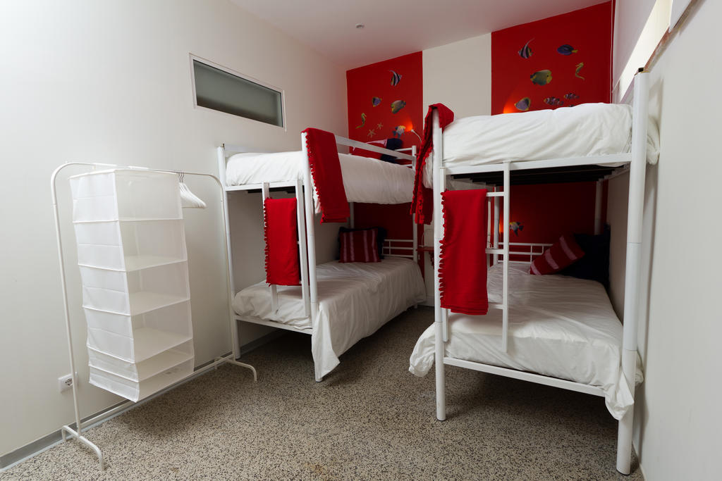 Hotel Turismo do Seculo Estoril Habitación foto Hostel room in Madrid, Spain