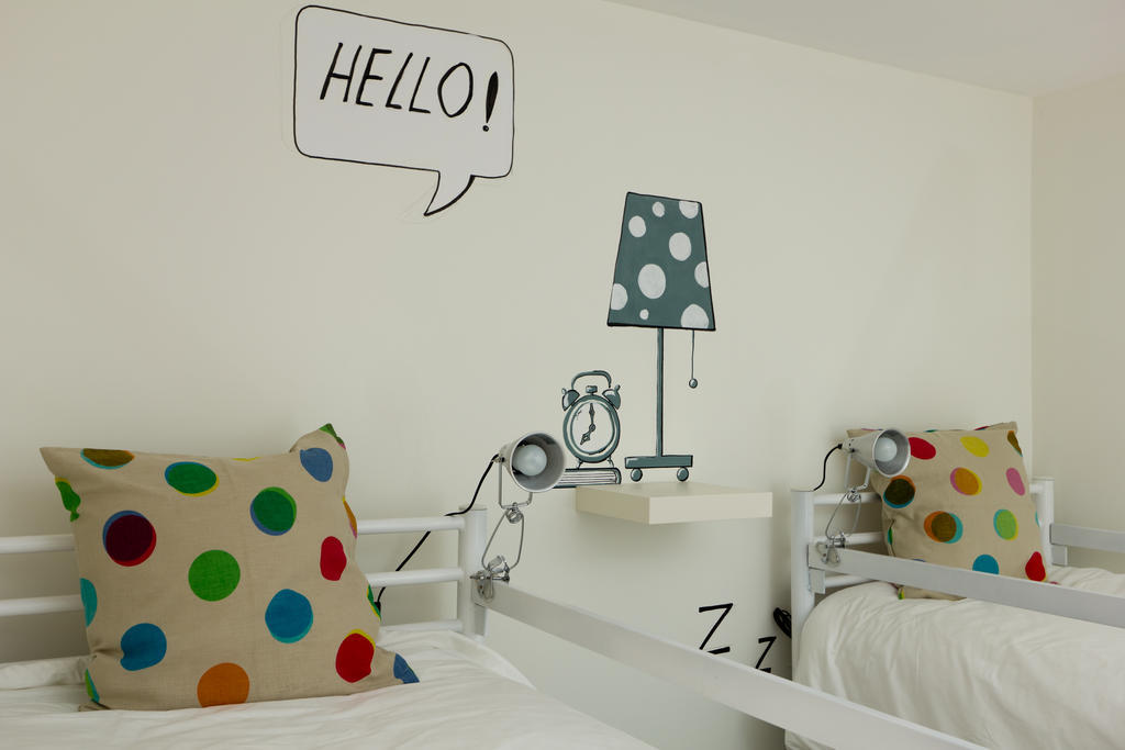 Hotel Turismo do Seculo Estoril Habitación foto The alarm clock and the lamp are both objects.